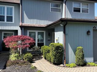 18 Pond Dr E, Rhinebeck, NY 12572