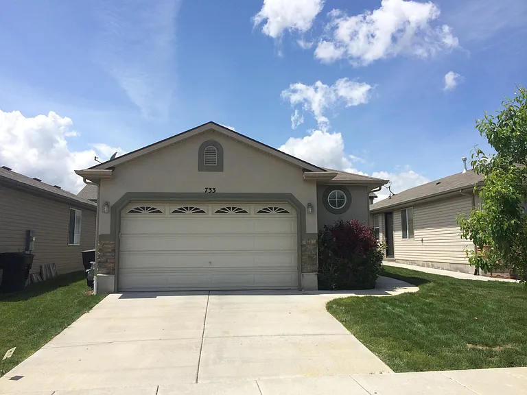 733 N Bradford Dr — Photo 1