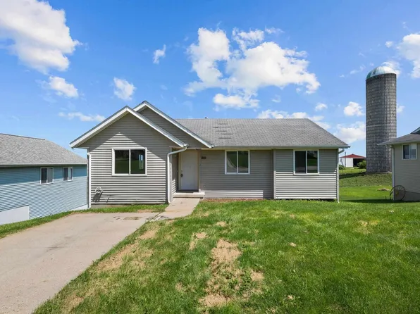 210 N Adams St, Andrew, IA 52030