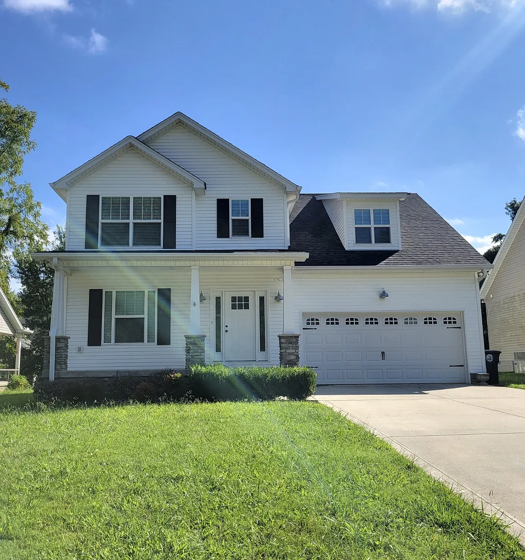 3 bed, 2.5 bath, 2242 sqft, $2,400 — Photo 1