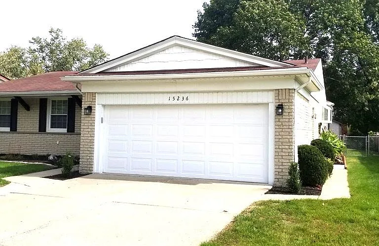15236 Willowbrook Ln — Photo 2
