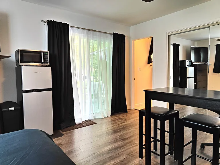 929 Rutland Ave — Photo 3