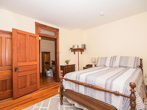 3rd image of 122 E Main St