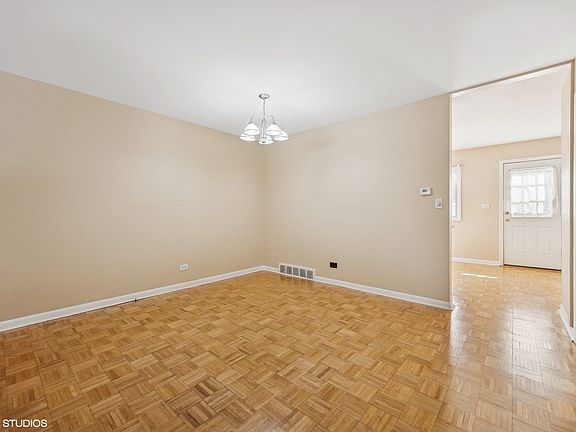 5th image of 330 Skokie Ct