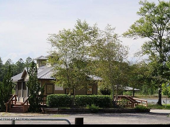 Neighborhood lake house 