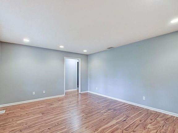3rd image of 7807 Venetian Way