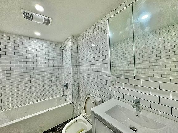 4th image of 255 McKibbin St #302