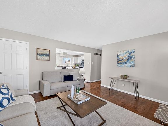 4th image of 28 Saint Lawrence Dr