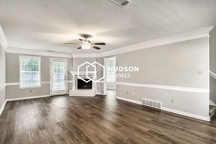 4 bed, 2.5 bath, 2099 sqft, $2,399 — Photo 4
