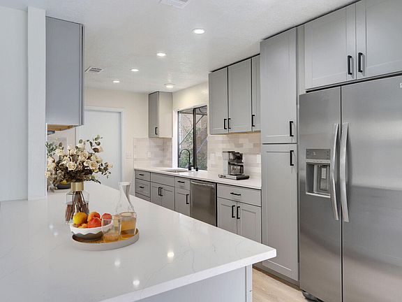 3rd image of 7105 Canary Ln NE