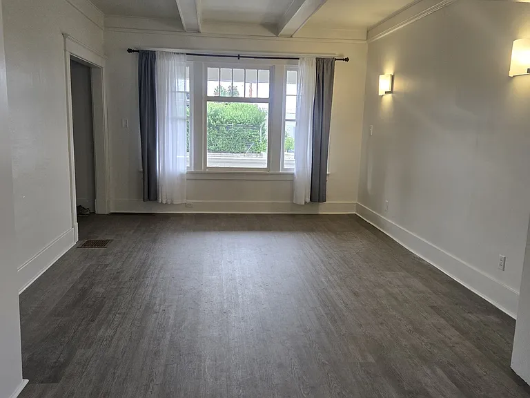 927 W Mercury St — Photo 4