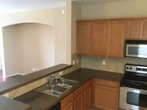 4 bed, 2.0 bath, 2166 sqft, $2,665 — Photo 2