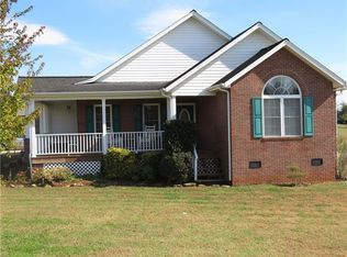 18 Chesterfield Dr, Taylorsville, NC 28681