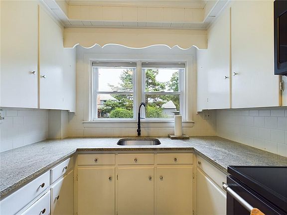 3rd image of 98 Nassau St