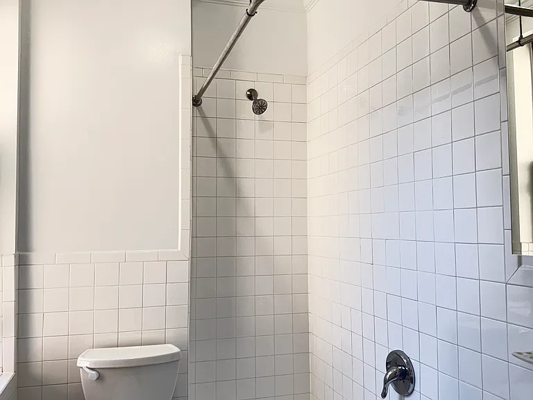 220 W 21st St #6C — Photo 6