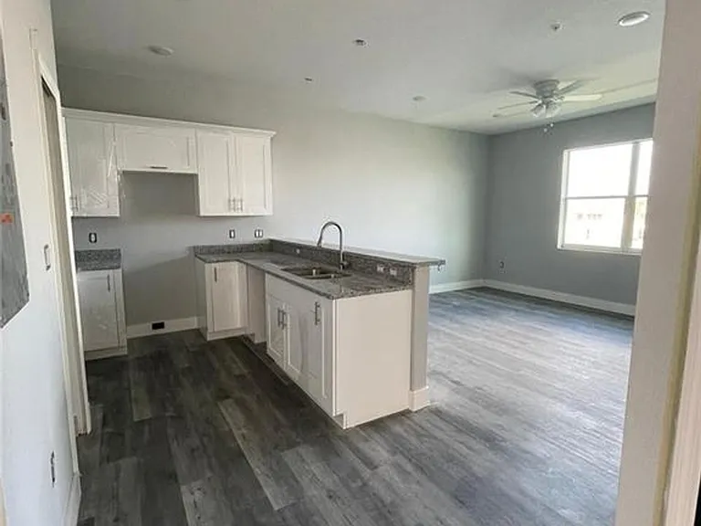 275 SW 4th St #220 — Photo 2