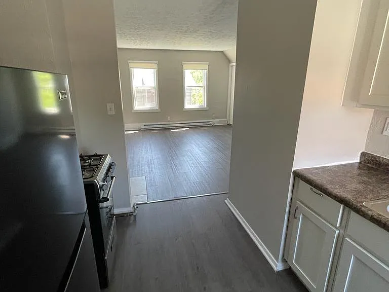 1119 W 2nd St #1 — Photo 2