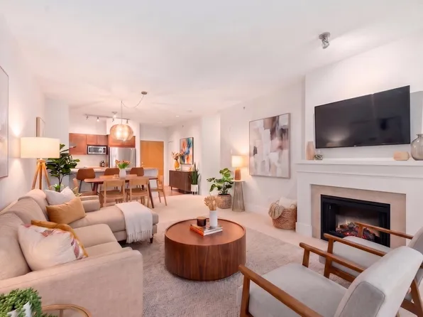 1111 E 27th St #419, North Vancouver, BC V7J 1S3