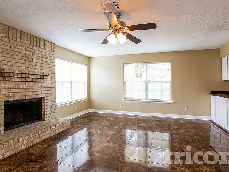 1715 Evesham Dr — Photo 2