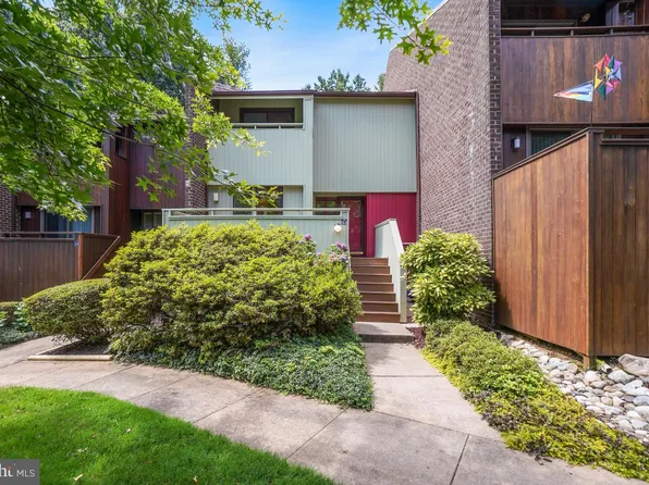 2053 Wethersfield Ct, Reston, VA 20191
