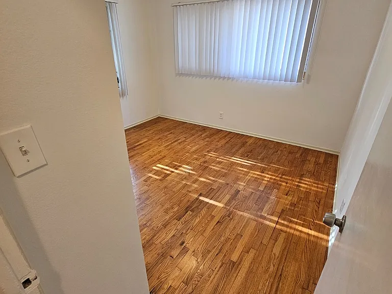 5332 Kester Ave — Photo 8