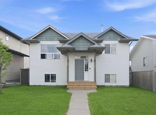 27 N Iverson Close, Red Deer, AB T4R 3M9