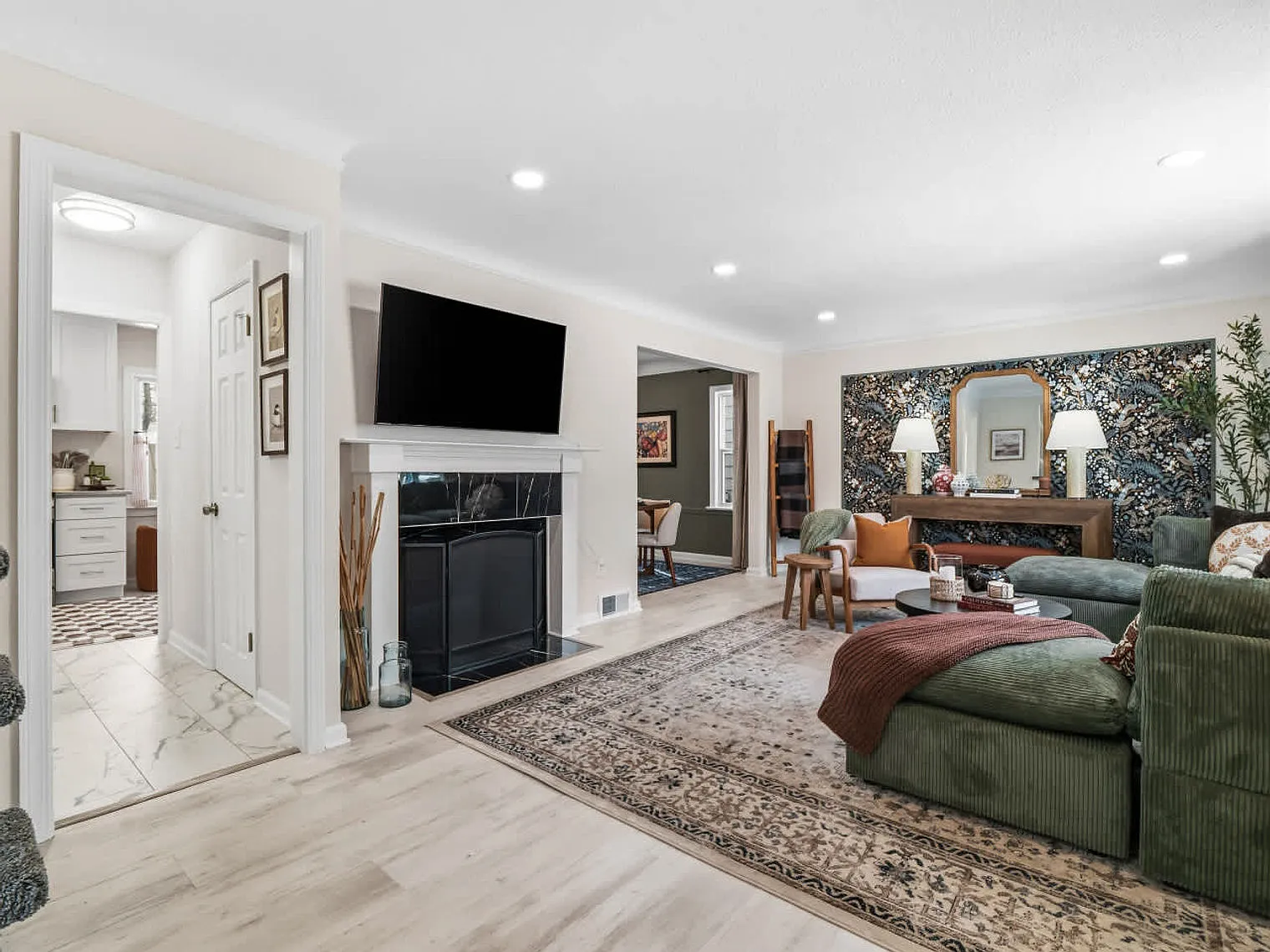 3 bed, 1.0 bath, 1302 sqft, $3,749 — Photo 4