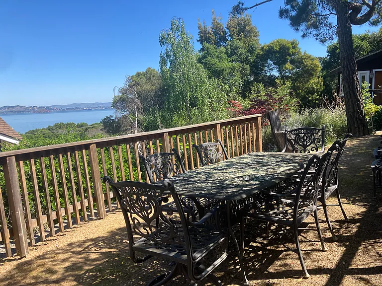 Upper dining / sitting area