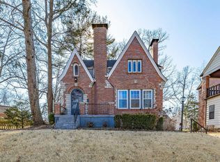 8422 Roanoke Dr, Saint Louis, MO 63121