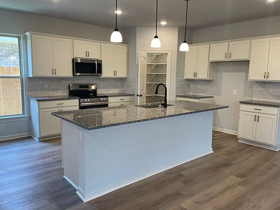 4th image of 918 Mockingbird Passage Dr