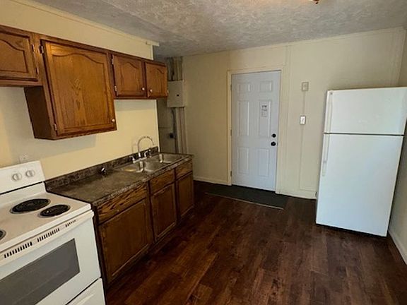 3rd image of 2504 & 2506 N Kerth Ave #2506