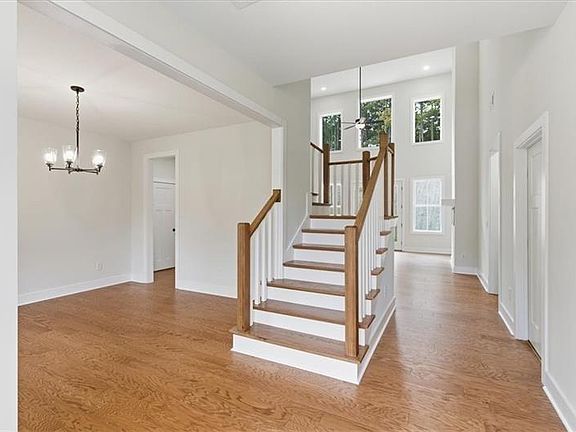 5th image of 9 Everwood Ct