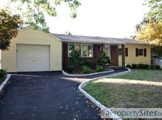 17 Kinsella St, Dix Hills, NY 11746