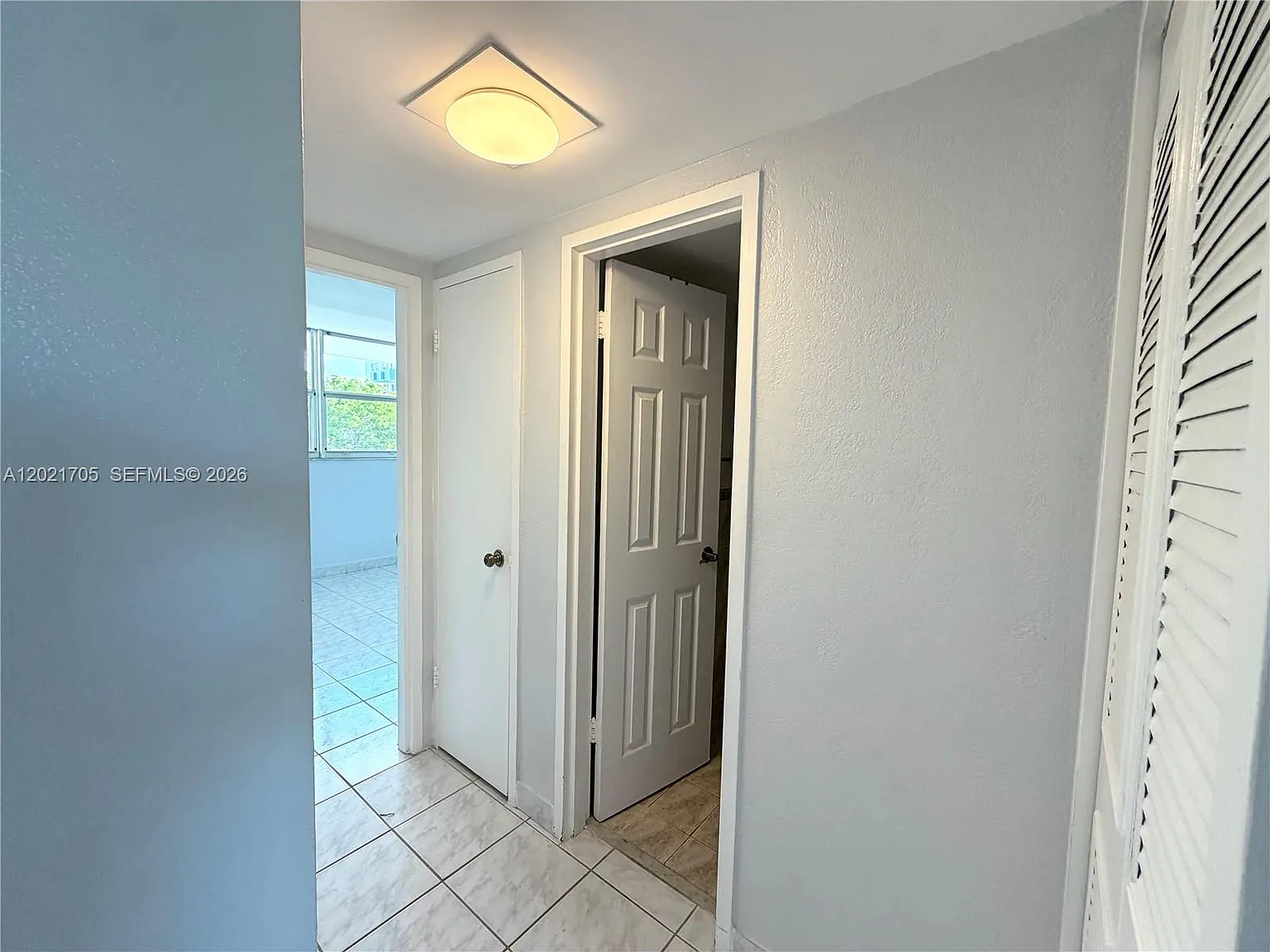 White House Condo — Photo 4