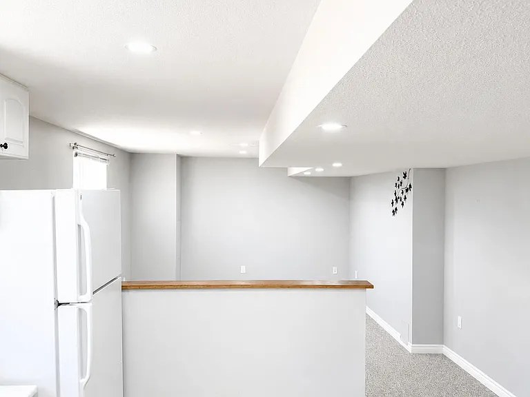 1387 Marshall Cres #LOWER — Photo 7