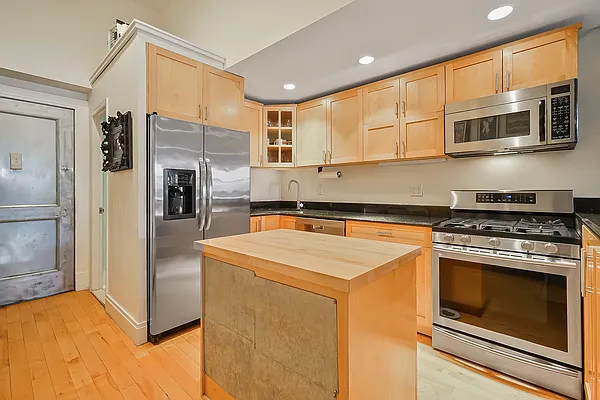 Sold by Avenue Sotheby's International Realty | media 2