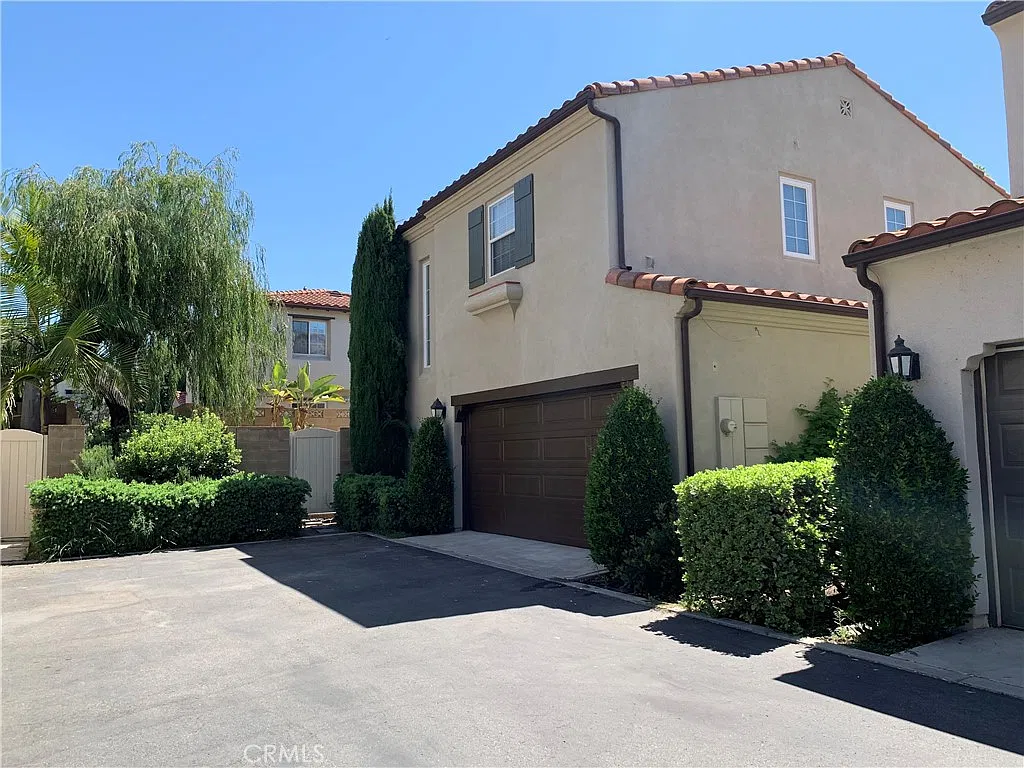 3 bed, 2.5 bath, 1663 sqft, $4,200 — Photo 2