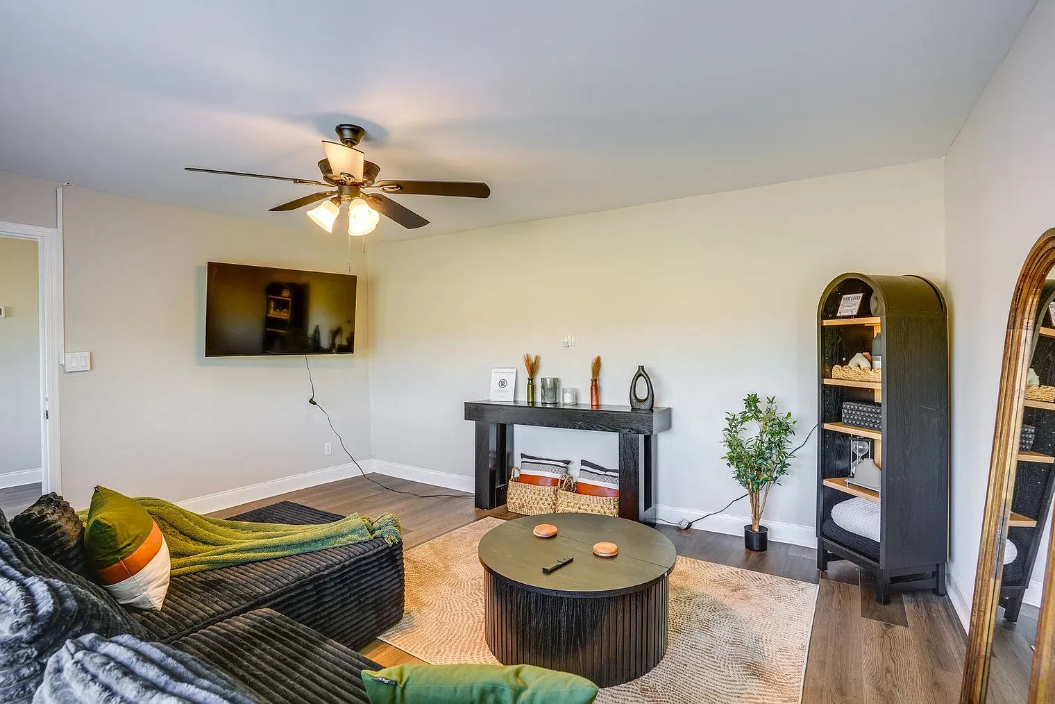 3 bed, 2.0 bath, 1194 sqft, $3,098 — Photo 3