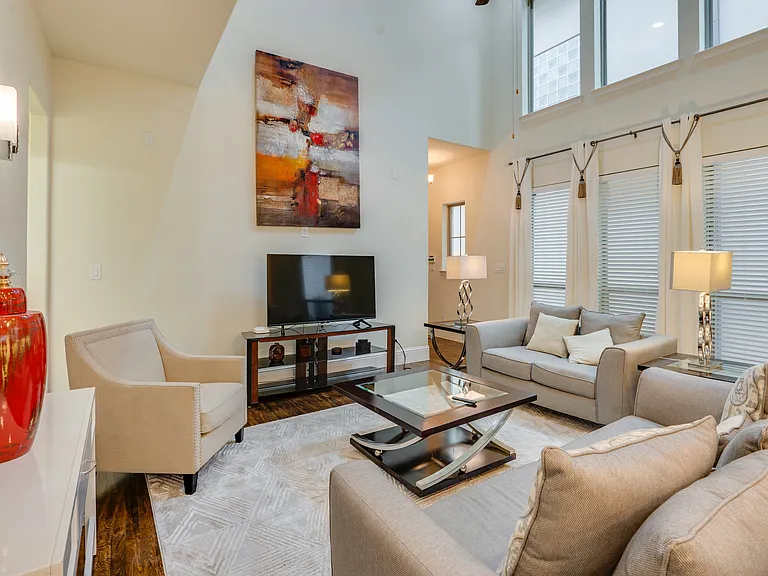 625 Surrey Ln — Photo 6