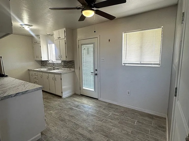 2206 Lyndale Dr — Photo 3