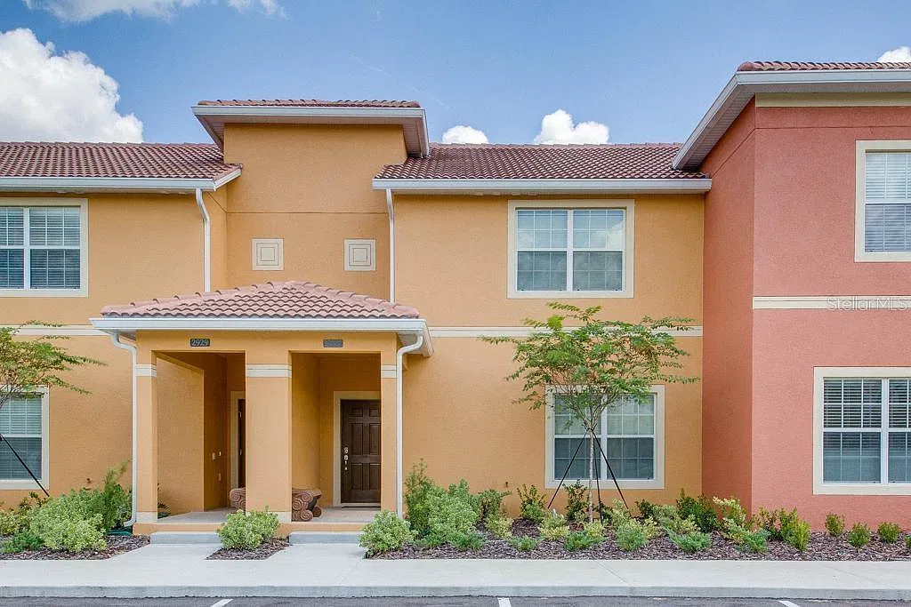 4 bed, 3.0 bath, 1902 sqft, $2,450 — Photo 1
