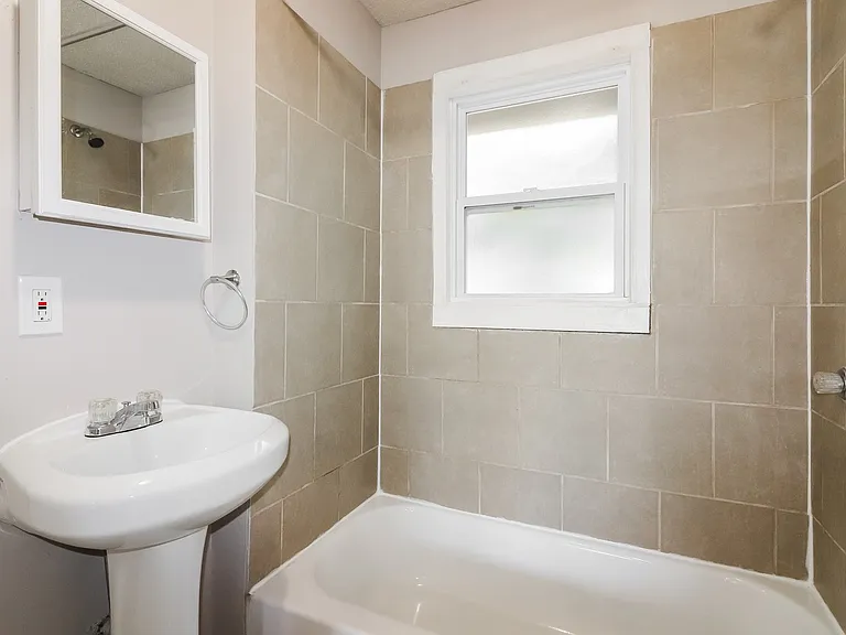 256624_024_main_bathroom_13207798.jpg