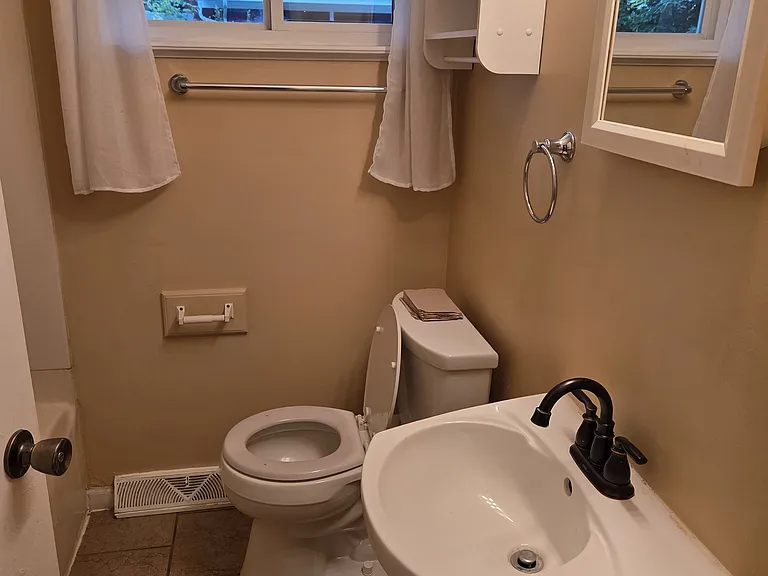 647 Franklin St — Photo 8