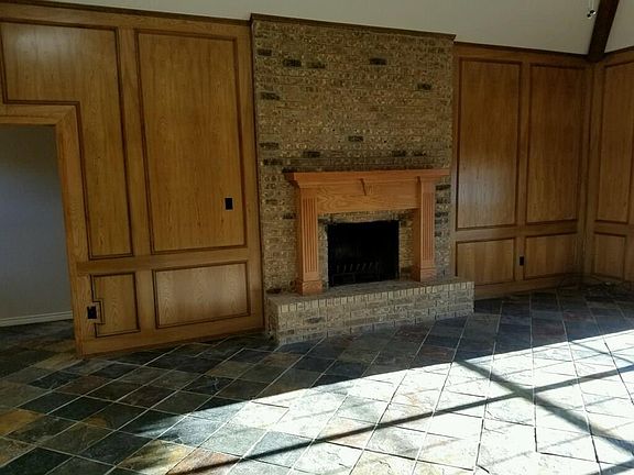3rd image of 822 Kiowa Dr E