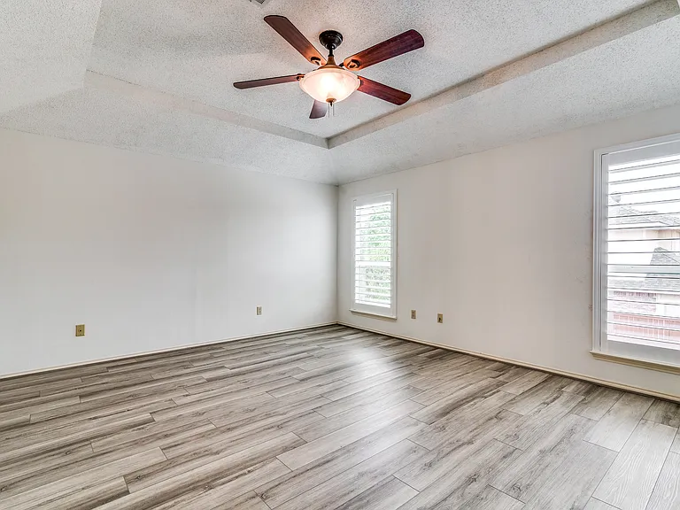 524 Raintree Cir — Photo 19