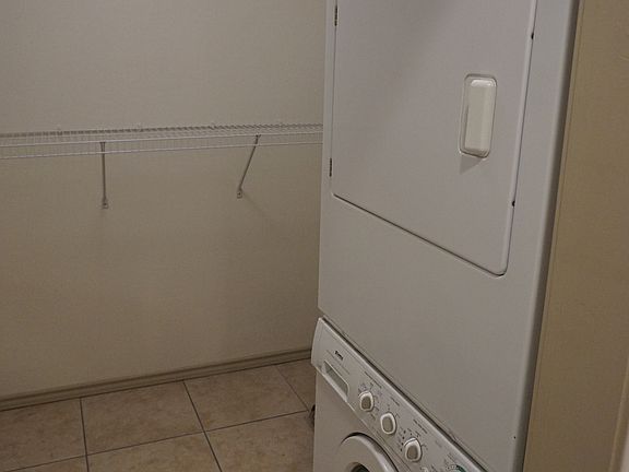 Walkin closet with W/D