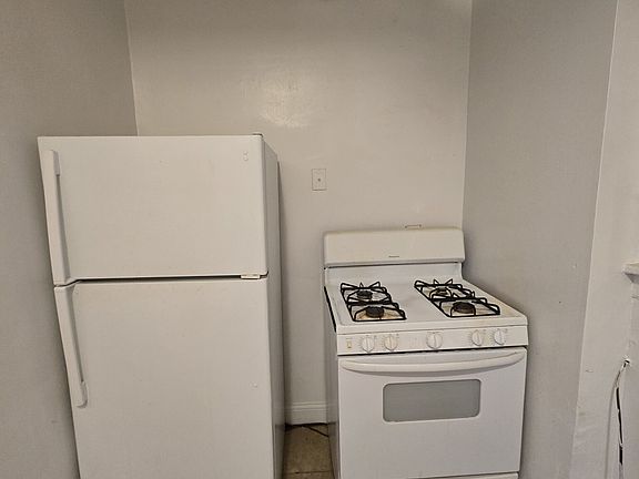 5th image of 3258 W Belle Plaine Ave #G