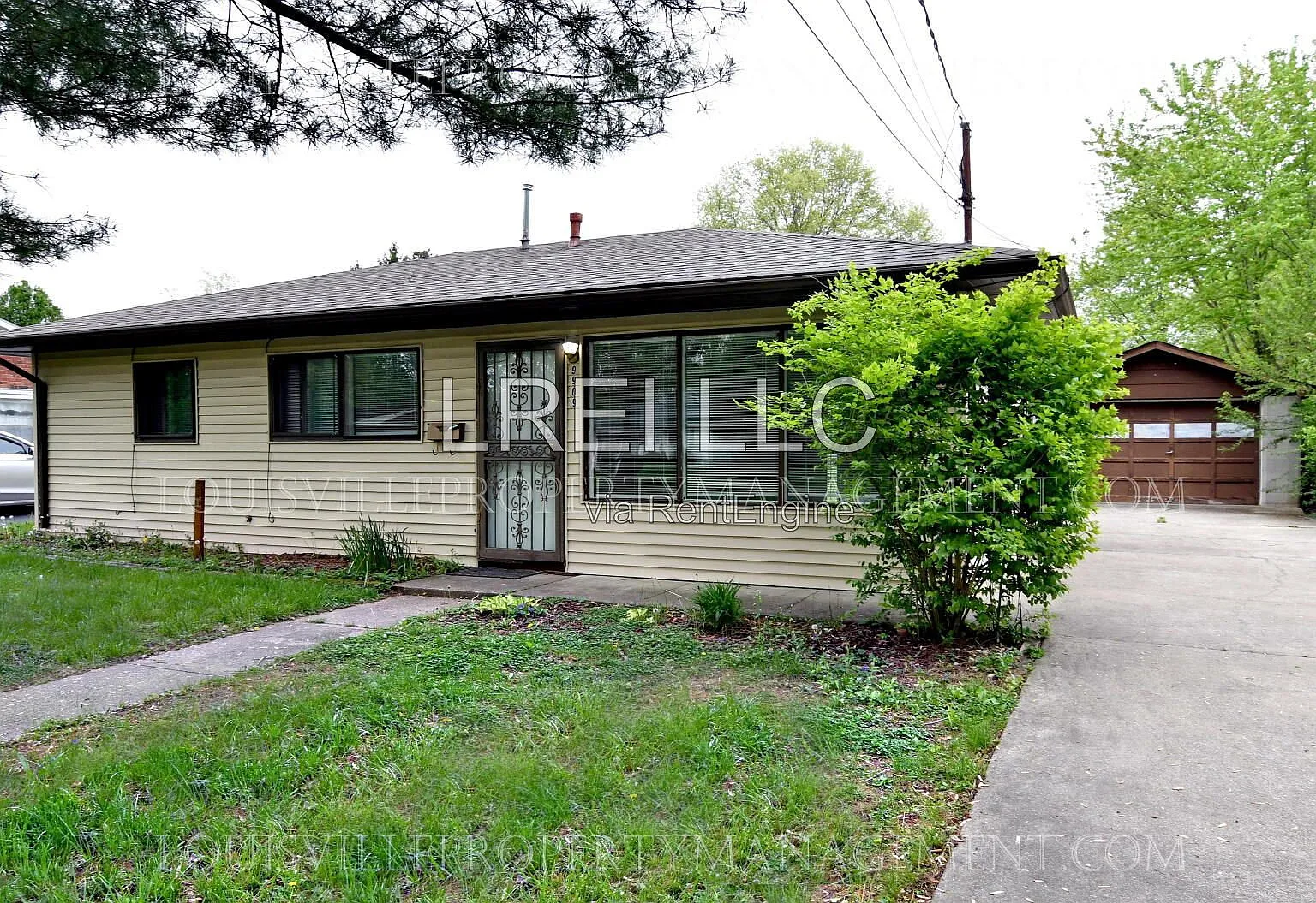 3 bed, 1.0 bath, 910 sqft, $1,300 — Photo 1