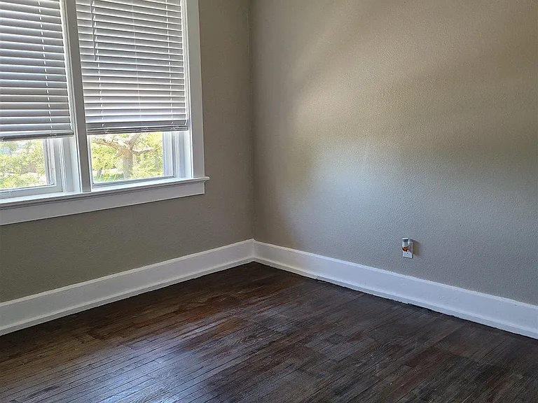 504 N Spring St #B — Photo 7
