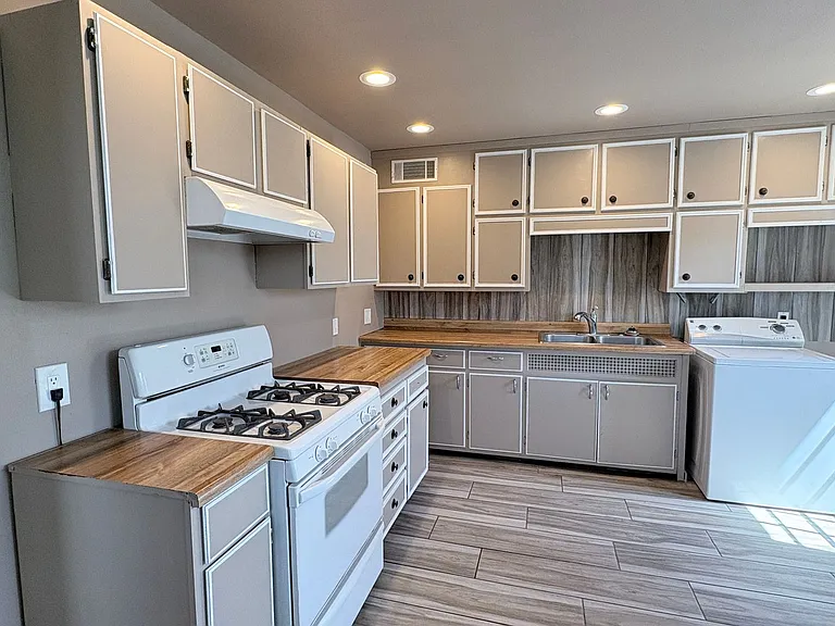 1607 W Walnut St — Photo 10